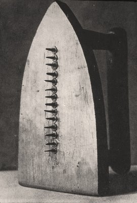 Man Ray, «The Gift»
