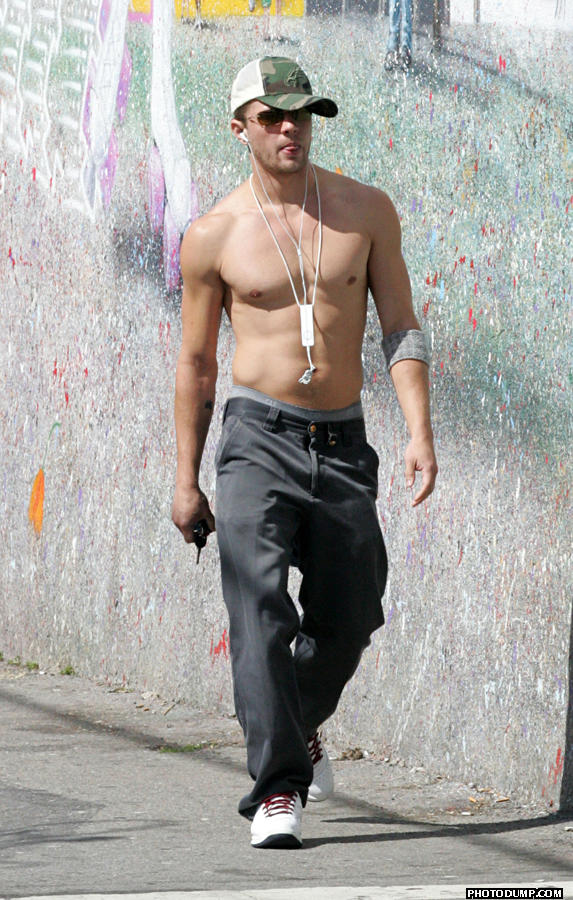 Ryan Phillippe is sizzlingly hot. 