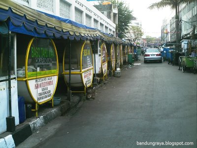 The line of stall on Jalan Cikapundung