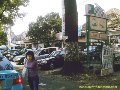 Girl and Jalan Imam Bonjol Bandung Milieu