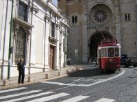 tranvía frente a Se, la catedral de Lisboa