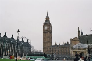 The Houses of Parliament con el Big Ben y, al fondo, se ve el London's Eye
