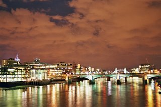 London by night: en primer plano Southwark Bridge, al fondo Tower Bridge