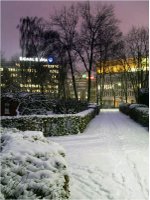 zasněžené večerní zahrádky v City Nord, Hamburg