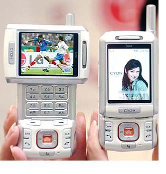Телефон телевизор 1 класс. LG С поворотным дисплеем. Телефон с телевизором. Мобильник с телевизором. Телефон с поворотным экраном.