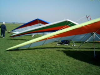hang gliders waiting to launch