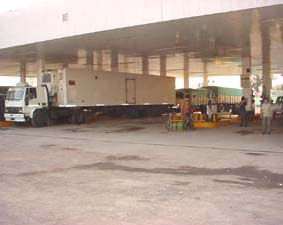 Decenas de camiones rodeaban una estación de servicio en la Ruta 34 acuciados por la falta de combustible. Foto: Nuevo Diario Web.