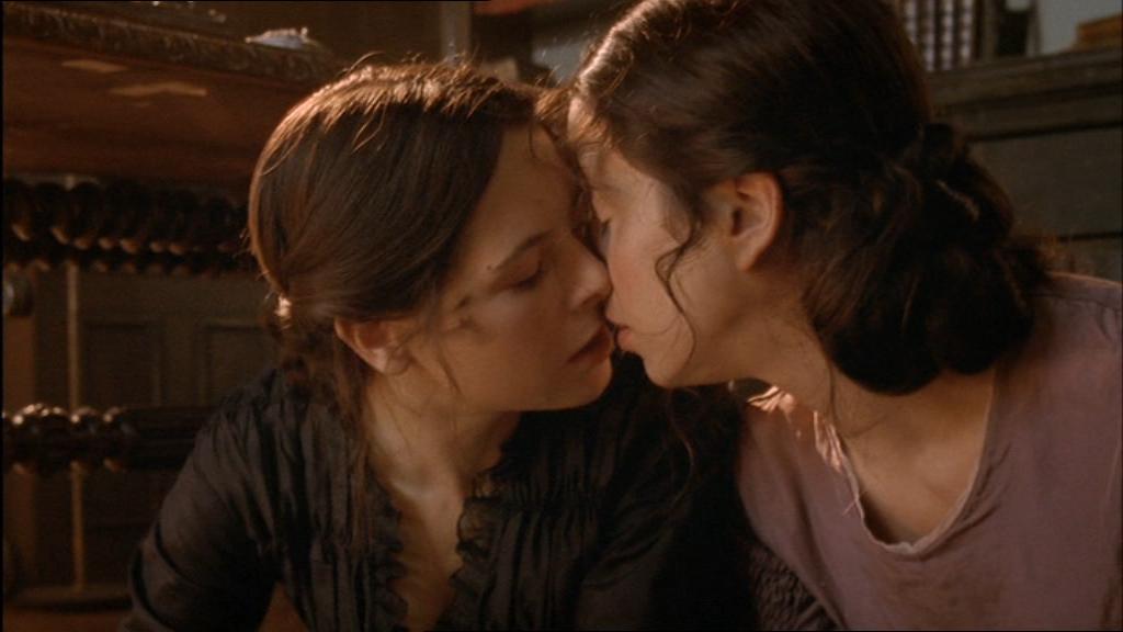 Сюжеты с лесбиянками на русском языке. Миа Киршнер лесбийский поцелуй. Элейн Кэссиди о поцелуи.