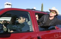 Bono decidió asomarse por la ventana del vehículo para respirar un poco de aire y saludar a sus seguidores
