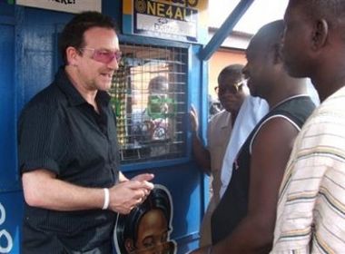 Bono conversando con los lugareños en las calles de Accra, Ghana
