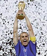 Cannavaro alza al cielo la Coppa del Mondo