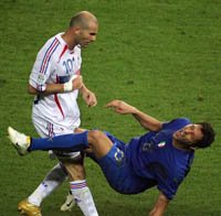 Materazzi casca a terra dopo la testata di Zidane