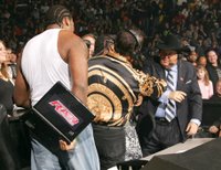 Cryme Tyme rouba um portatil - Fonte WWE