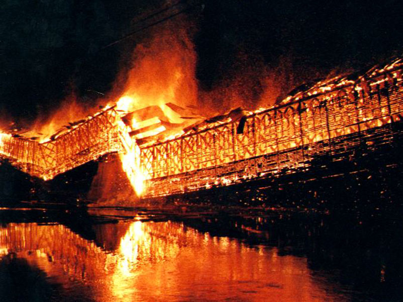 Сжигая мосты. Горящий мост. Горящие мосты. Сжигать мосты. Горящий деревянный мост.