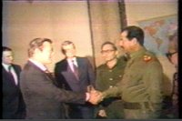 Donald Rumsfeld dándole la mano a Saddam Hussein. Esto sí que manda huevos.