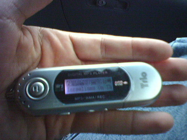 Ben's Journal: Review: Trio Mach Speed MP3 player (256 mb)