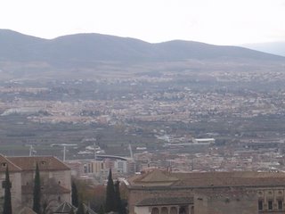 Vista de Los Ogíjares desde Granada, con parte de la Alhambra en primer término