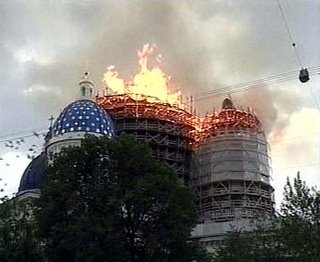 Un incendio ha destruido dos cúpulas de la catedral de la Santa Trinidad de San Petersburgo