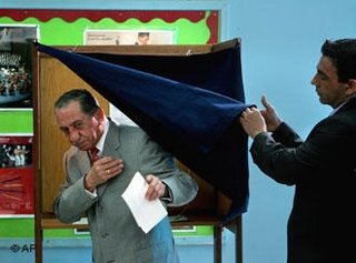 Presdient Tassos Papadopoulos casting his vote