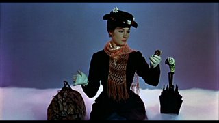 Mi imagen preferida de Mary Poppins: elegante, estirada, en su nube