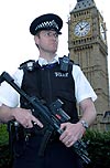 FTD - Polizist mit MP5 vor Big Ben