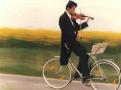 Rekord im Rueckwaerts Fahrradfahren und gleichzeitig Violine spielen