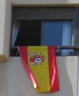 bandera de España en la ventana de mi cuarto