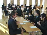 Estudiantes japonesas en una sesión de orientación para las prácticas de reclutación laboral de la universidad.