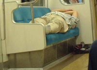 Hombre durmiendo a lo profesional en un vagón de metro sin importarle lo más mínimo lo que pueda pensar la gente de él.