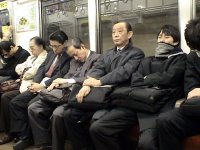Japoneses en estado vegetativo después de un largo día de trabajo. Los menos afortunados acaban durmiendo en la oficina.