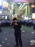 Coelacanth saltándose una barricada policial en Osaka. Su innata habilidad para camuflar sus rasgos le permitió evadir la atención de los agentes