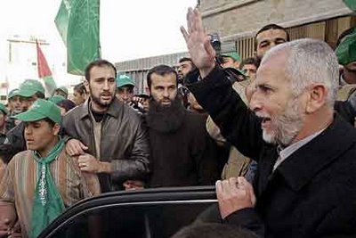 Sayed Seyam saludant els seus seguidors després de la victòria electoral de Hamas