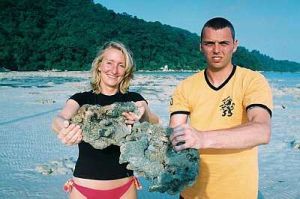 Dutch tourists, Ester Odenhinehen, 20 (left) and Ruis, showing the damaged corals found along the 3km coast of Pantai Teluk Dalam on the eastern side of Pulau Perhentian — Bernamapic