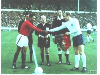 Mário Coluna com Bobby Charlton