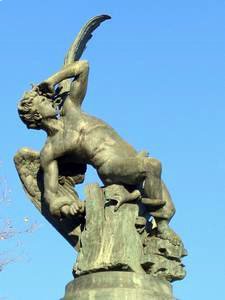 Estatua al Angel Caído en el parque del El Retiro de Madrid