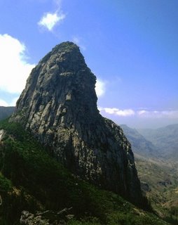 Roque de Agando, en el Parque Nacional de Garajonay (La Gomera). Foto de Pinzonazul, tomada de Wikimedia