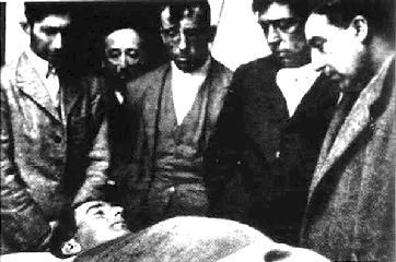 La cuadrilla vela el cadáver de Joselito (el del centro es Blanquet)