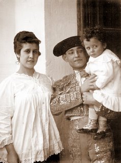 Florentino Ballesteros, padre e hijo, y la esposa y madre, respectivamente, de ambos.