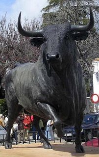Monumento al toro de lidia en Ronda, donde no han visto uno así desde los tiempos de Pedro Romero