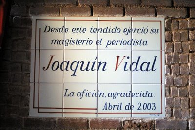 Azulejo en memoria de Joaquín Vidal en la plaza de Las Ventas