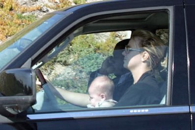 Click for video - Britney Spears drives with Baby on her Lap - News