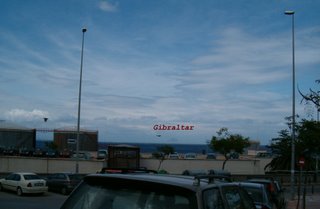 Tittar man noga ser man Gibraltarklippan i bakgrunden