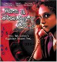 Uma moça loira segura um telefone na orelha. Em uma fotomontagem, em segundo plano há um detalhe do disco numérico de um telefone em tons vermelhos e, sobre ele, escrito em branco, o nome do filme: When a Stranger Calls.