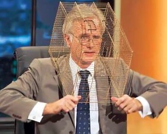 Harald Schmidt mit Vogelgrippe-Schutzhelm