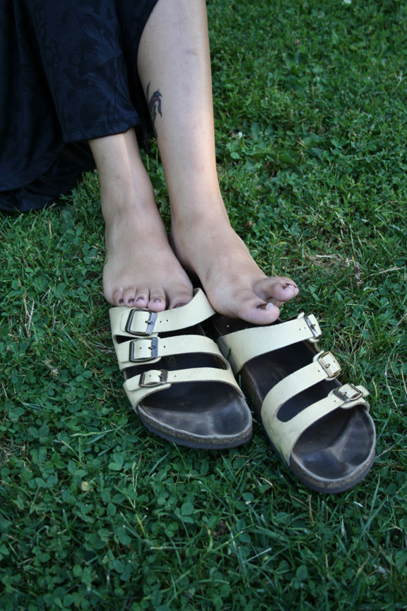 Beautiful Barefoot Girls: New Girl Monica Shares Her Bare Feet!