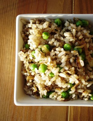Onion fried rice with peas
