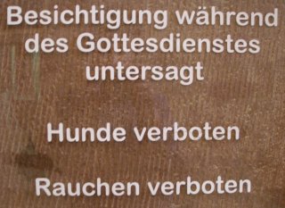 Silt kirikus: jumalateenistuse ajal sisenemine keelatud, koerad keelatud, suitsetamine keelatud. Ja, märgitagu, see ei ole Saksamaa.
