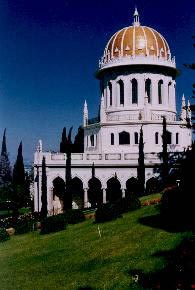 Santário do Báb, em Haifa, no Monte Carmelo. É em Haifa, e nos arredores, que se situam vários locais de peregrinação para os bahá'ís
