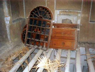 Aspecto do interior da casa de Mirza Abbas Nuri durante a demolição