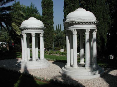 Tumulos de Mirzá Mihdi e sua mãe, nos jardins Bahá'ís, em Haifa